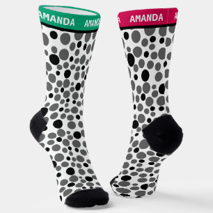 Chaussette pois noir rouge rétro sur arrière - plan blanc