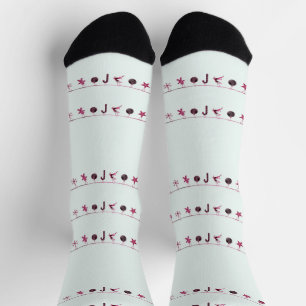 Chaussette Roses accrochés aux ornements de Noël sur des Chau