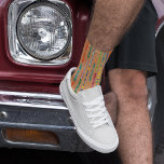 Chaussette Skis Vintage Motif Brun Clair<br><div class="desc">Montrez votre amour du ski,  même lorsque vous n'êtes pas sur les pistes avec ces chaussettes à motifs. Les chaussettes présentent mes illustrations de skis vintage colorés sur un fond brun clair avec un design à rayures horizontales qui imite l'aspect des lambris en bois d'un chalet de ski.</div>