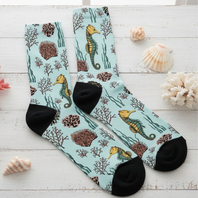 Chaussette Sous la mer Seahorse & Coral Nautique (Ocean Coral and Seahorse Socks in Turquoise Blue. Hand Drawn Coastal Underwater Scene in Black Ink)