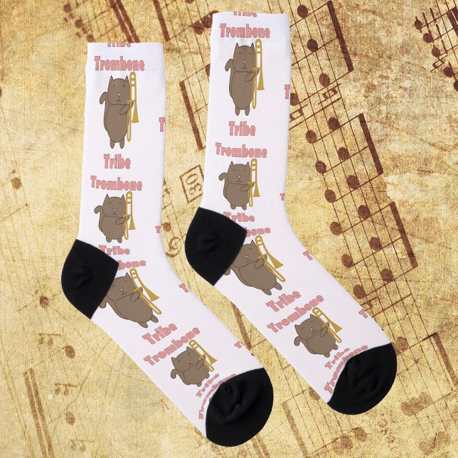 Chaussette Trombone Tribe Lettres Roses Chat Mignon (A pair of socks with a brown cat holding a trombone and the words trombone tribe in pink letters.)