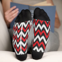 un motif zigzag rouge et noir sur un fond blanc
