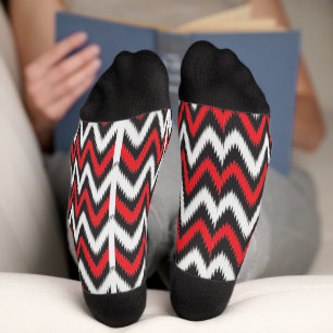 Chaussette un motif zigzag rouge et noir sur un fond blanc