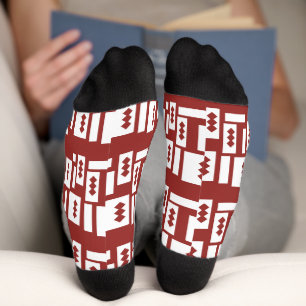 Chaussette Un tapis rouge avec un motif texturé est étalé sur