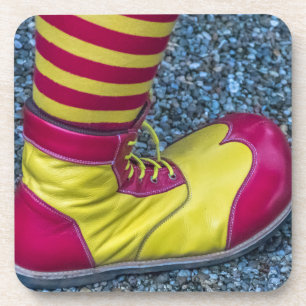 Chaussure de clown rouge et jaune dessous de verre