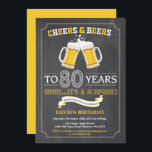 Cheers and Beers 80th Birthday Invitation Card<br><div class="desc">Cheers and Beers 80th Birthday Invitation Card avec arrière - plan en tableau noir. Pour plus de personnalisation,  cliquez sur le bouton "Customiser" et utilisez notre outil de conception pour modifier ce modèle.</div>