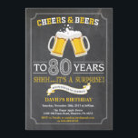 Cheers and Beers 80th Birthday Invitation Card<br><div class="desc">Cheers and Beers 80th Birthday Invitation Card avec arrière - plan en tableau noir. Pour plus de personnalisation,  cliquez sur le bouton "Customiser" et utilisez notre outil de conception pour modifier ce modèle.</div>