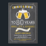 Cheers and Beers 80th Birthday Invitation Card<br><div class="desc">Cheers and Beers 80th Birthday Invitation Card avec arrière - plan en tableau noir. Pour plus de personnalisation,  cliquez sur le bouton "Customiser" et utilisez notre outil de conception pour modifier ce modèle.</div>
