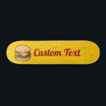 Cheeseburger Skateboard<br><div class="desc">Icône Cheeseburger. Les aliments indésirables entourent les icônes jaune motif arrière - plan. Texte personnalisé.</div>