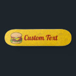 Cheeseburger Skateboard<br><div class="desc">Icône Cheeseburger. Les aliments indésirables entourent les icônes jaune motif arrière - plan. Texte personnalisé.</div>