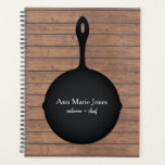 Chef de traiteur rustique en poêle de fer<br><div class="desc">Un planificateur avec l'illustration d'une poêle en fer sur un arrière - plan en bois.  Personnalisez le texte.</div>