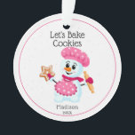 Chef rose Snowman Cookie Baker Nom Noël<br><div class="desc">Chef rose et blanc Snowman Baker Ornement pour petits et grands. L'ornement parfait pour grand-mère à donner à son boulanger préféré. Arrière - plan de biscuits saupoudrés avec les mots "Faisons cuire les biscuits", qui peut être changé si vous voulez. C'est un cadeau personnalisé parfait pour la famille ou les...</div>