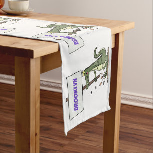 Chemin De Table Court Aligator de crocodile drôle avec dessin animé