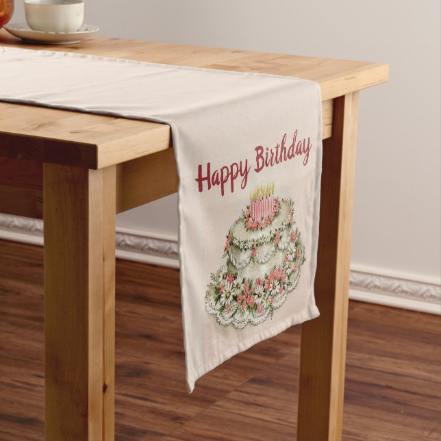 Chemin De Table Court Anniversaire avec un joli gâteau aux fleurs roses (In Situ)