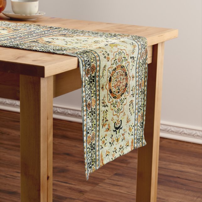 Chemin De Table Court Aspect tapis oriental dans des couleurs claires  (In Situ)