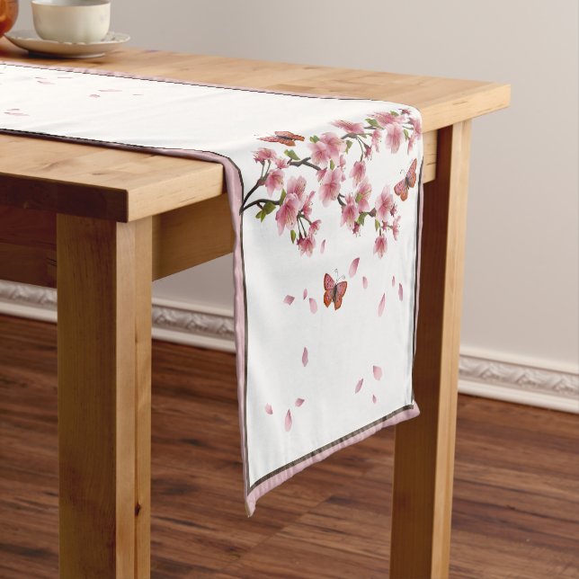 Chemin de table court avec fleurs et papillons (In Situ)