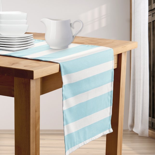 Chemin De Table Court Bébé Bleu Bande Motif Chic Élégant Simple (A table runner with light blue and white striped pattern)