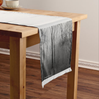 Chemin De Table Court Black & White Woods dans un coureur de brouillard