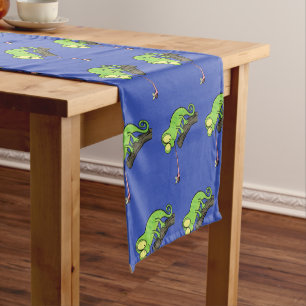 Chemin De Table Court Caricature de lézard de caméléon vert joyeux