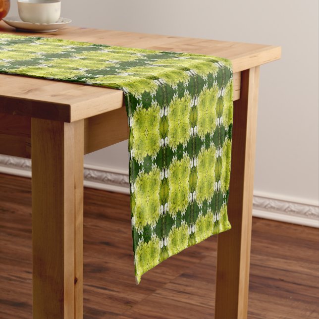 Chemin De Table Court Chartreuse Vert Abstrait Hydrangea Blooms Motif (In Situ)