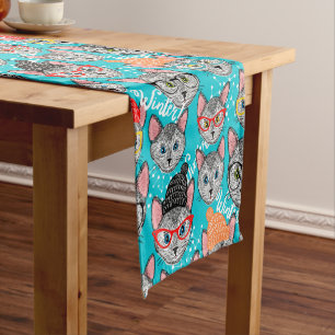 Chemin De Table Court Chat dans le casquette