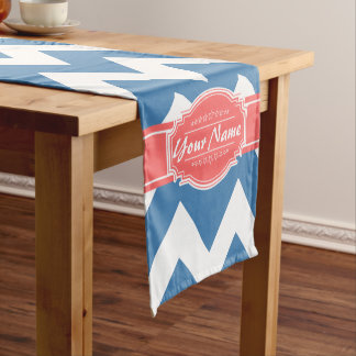 Chemin De Table Court Chevron bleu avec nom personnalisé rouge