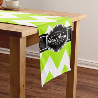 Chemin De Table Court Chevron vert citron avec nom personnalisé noir