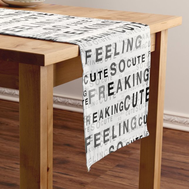 Chemin De Table Court Conception de texte mignon et déroutante (Créateur téléchargé)