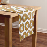 Chemin De Table Court Délicieux Latkes Cuisine juive Cuisine Décor Cuisi<br><div class="desc">Design présente une illustration originale d'une délicieuse crêpe de pommes de terre au latke surmontée de crème aigre, un aliment de base de la cuisine de vacances juive. Idéal pour les célébrations Hanoukka ! Ce design de latkes de Chanukah est également disponible sur d'autres produits. De nombreux autres modèles de...</div>