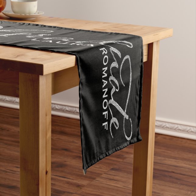 Chemin De Table Court Élégant diplômé en typographie moderne (In Situ)