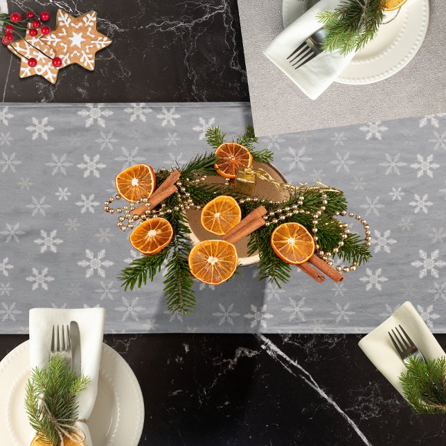 Chemin De Table Court Élégant Gris et Blanc Snowflakes Fêtes (Elegant Grey and White Snowflakes Holidays Short Table Runner)