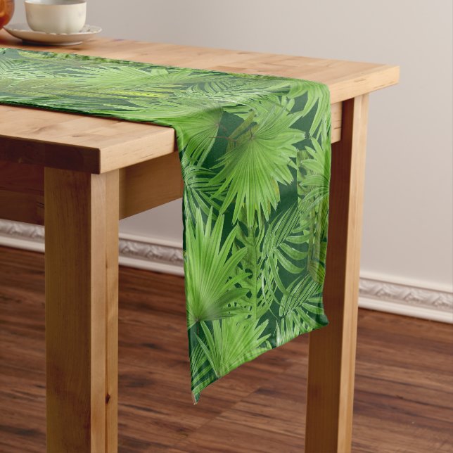 Chemin De Table Court Feuilles de palmiers verts tropicaux sur vert fore (In Situ)