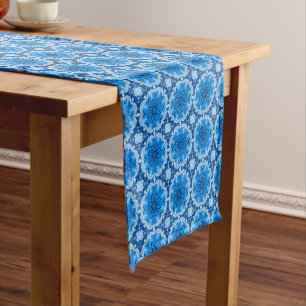 Chemin De Table Court Fleur géométrique Motif dans les tons bleu Denim