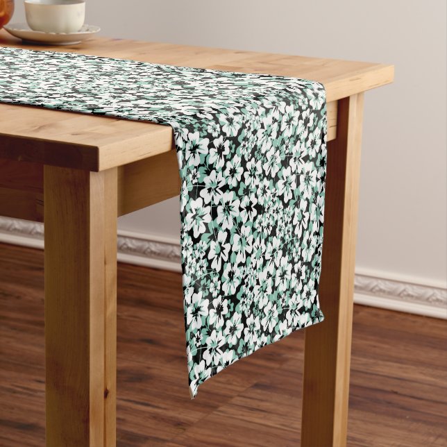 Chemin De Table Court Fleurs blanches, turquoise sur le noir. (In Situ)