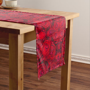 Chemin De Table Court Fleurs de roses rouges avec gouttelettes - photogr