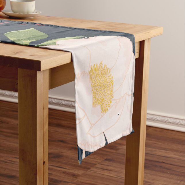 Chemin De Table Court Fleurs florales blanches sur fond bleu foncé (In Situ)