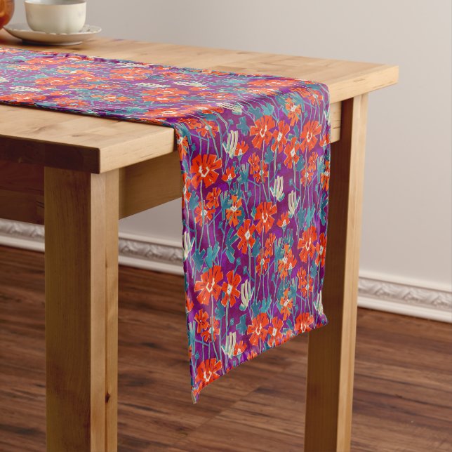 Chemin De Table Court Fleurs orange sur coussin pourpre (In Situ)