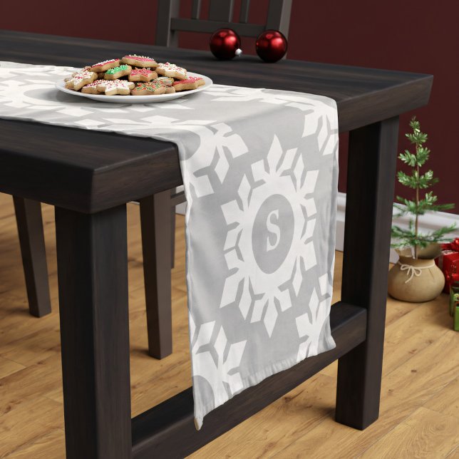 Chemin De Table Court Flocon de neige Monogramme Gris Coureur de table d (A bold gray and white snowflake pattern Christmas table runner with space for your initial)