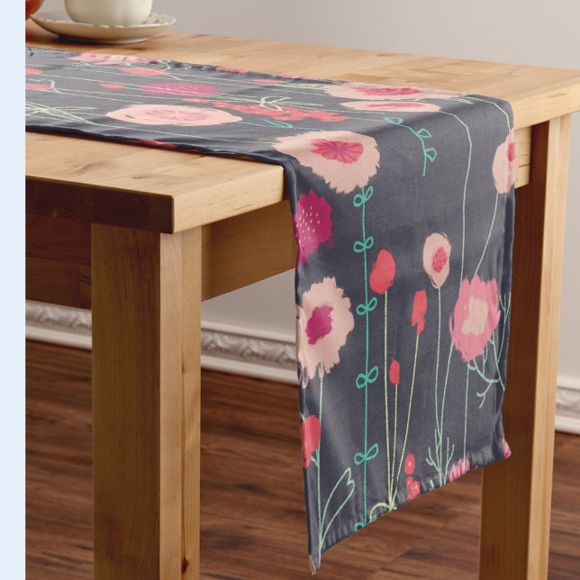 Chemin De Table Court Floral foncé moderne (Boho floral pink and charcoal gray table runner)
