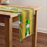 Chemin De Table Court Green Snowman sur Gold Christmas<br><div class="desc">Un coureur de table de Noël décoratif avec un motif fantaisiste et coloré de bonhomme de neige vêtu d'un chapeau et d'un gilet en velours vert, entouré de arcs verts et d'étoiles dorées, le tout sur un arrière - plan d'or pour ajouter une touche design unique à votre repas de...</div>