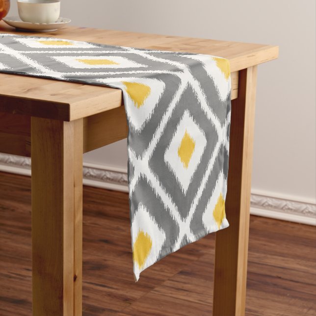 Chemin De Table Court Gris, Jaune, Blanc, Diamant Ikat Motif (In Situ)