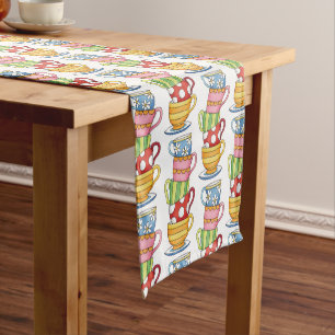 Chemin De Table Court Illustration du Teatime Teacups empilé