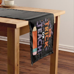 Chemin De Table Court Ils mangent des chiens et des chats et des animaux