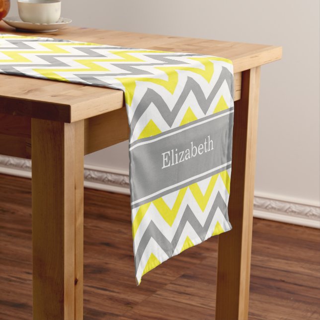 Chemin De Table Court Jaune Gris Foncé Blanc Grand Chevron Gris Monogram (In Situ)
