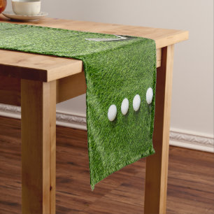 Chemin De Table Court Les balles de golf sont sur de l'herbe verte