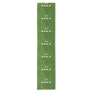 Chemin De Table Court Les balles de golf sont sur de l'herbe verte