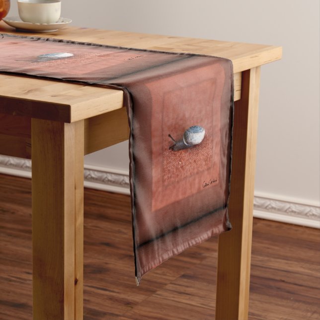 Chemin De Table Court Macro Photographie de Snail sur Terracotta (In Situ)