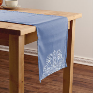 Chemin De Table Court Mandala blanc exotique sur Arrière - plan bleu