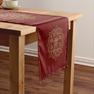 Chemin De Table Court Mandala d'or et d'argent sur rouge foncé