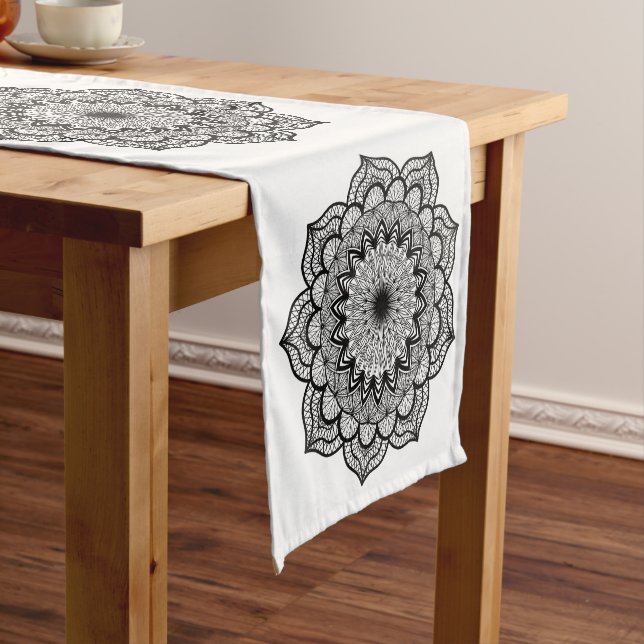 Chemin De Table Court Mandala noir sur fond blanc (In Situ)